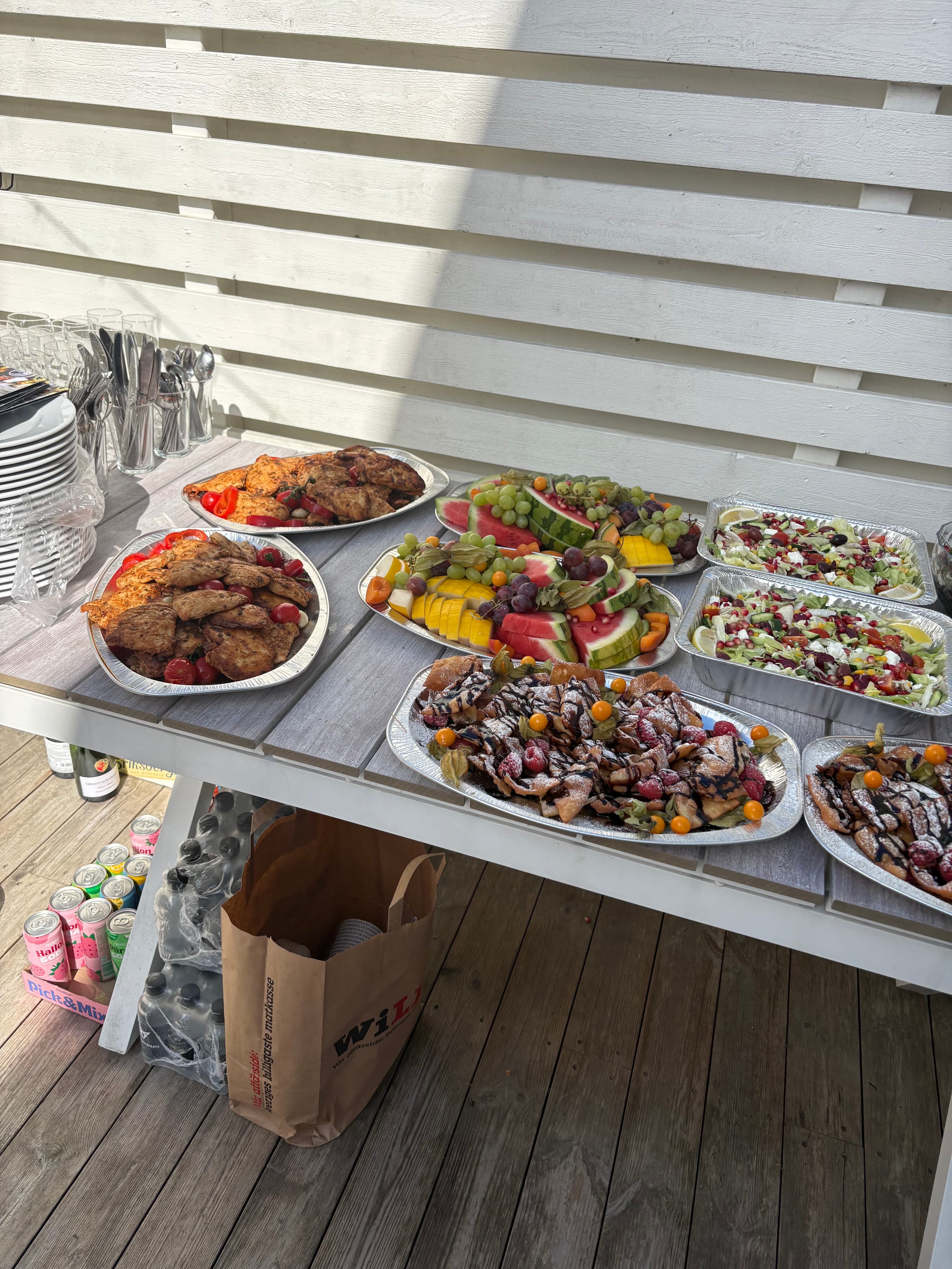 Buffébord med grillad kyckling, frukttallrikar, sallader och chokladdessert