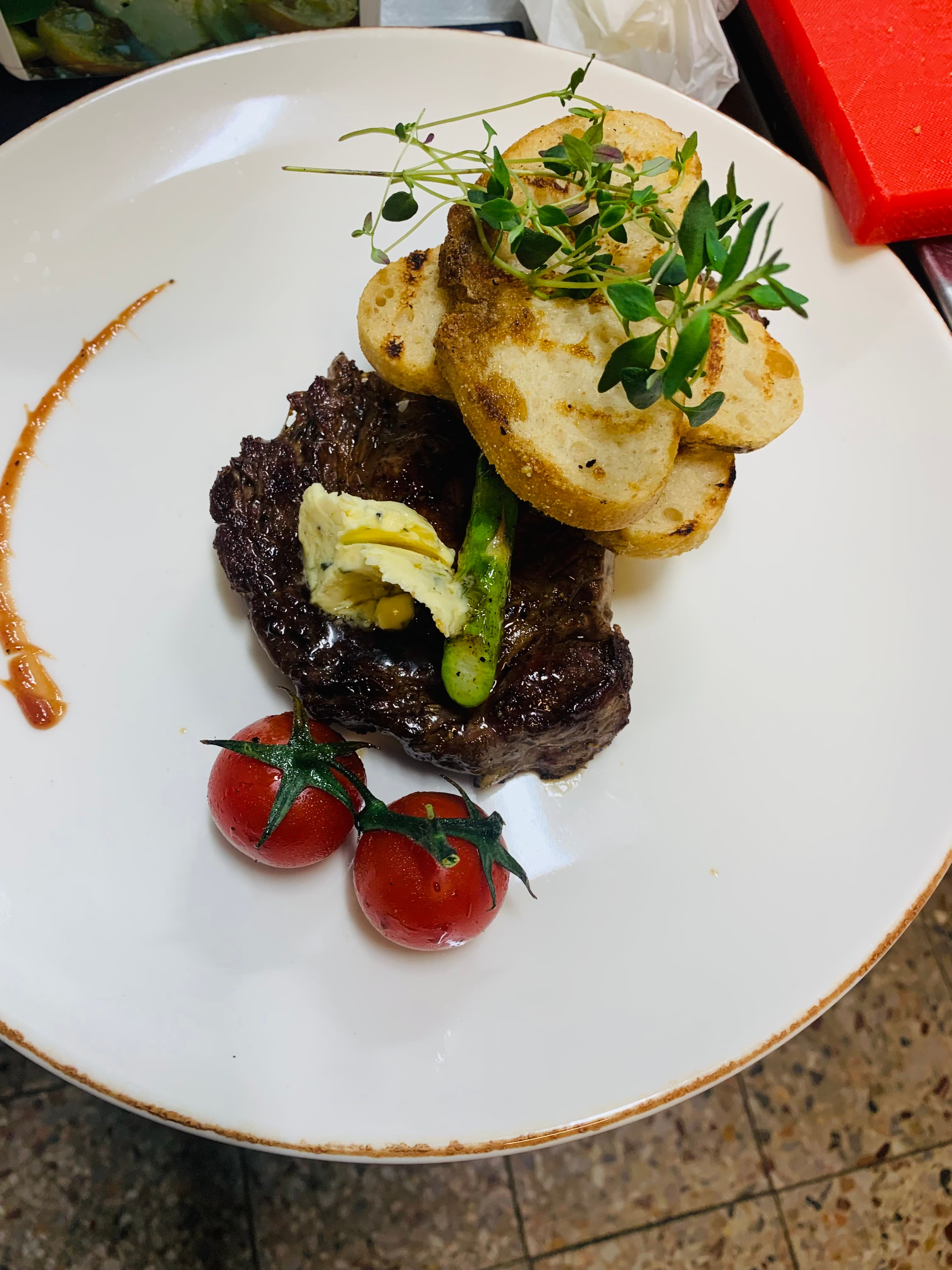 Grillad biff med vitlöksbröd, sparris, körsbärstomater och örtagårds smör
