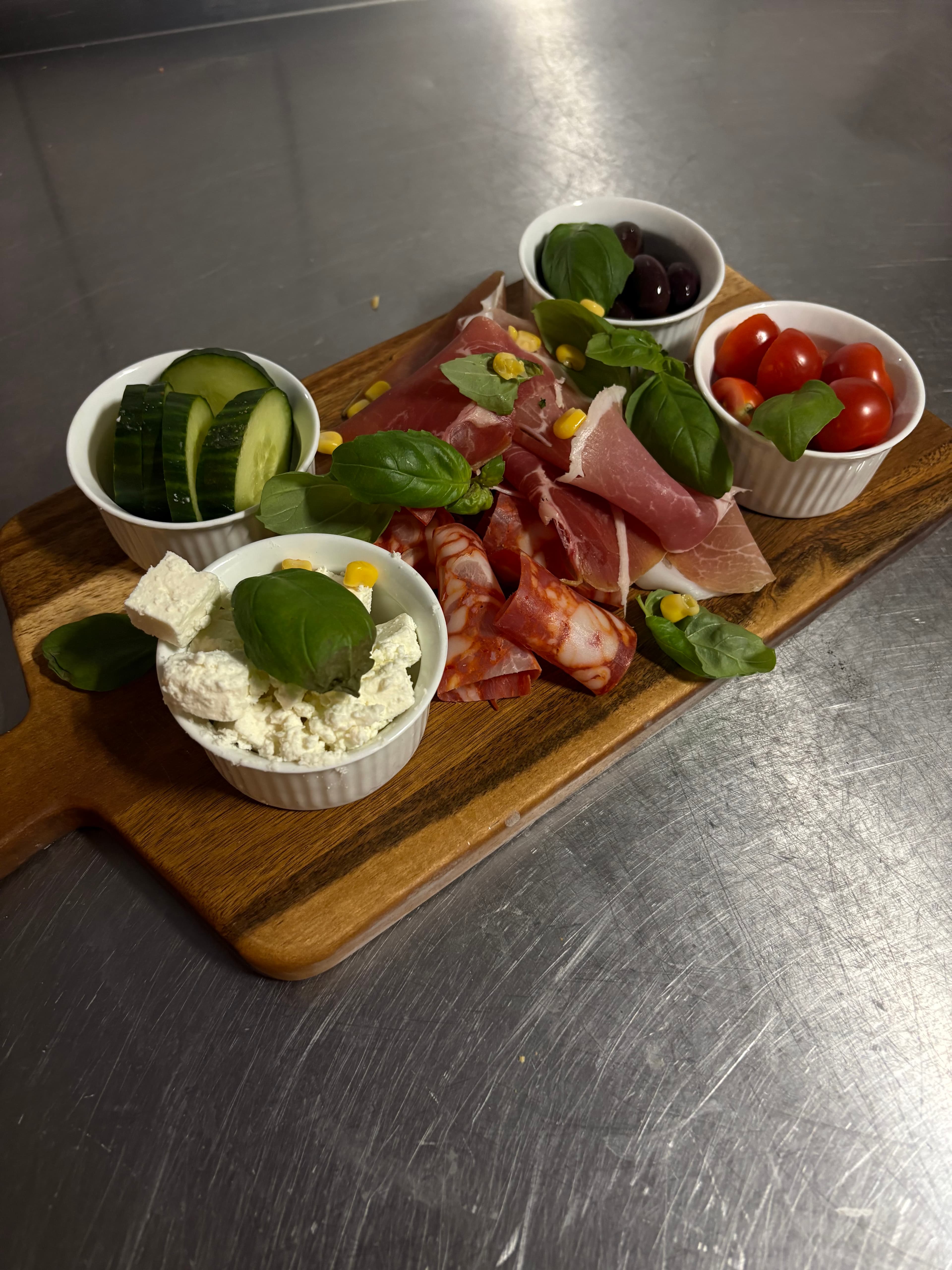Antipastobricka med prosciutto, salami, oliver, fetaost och grönsaker